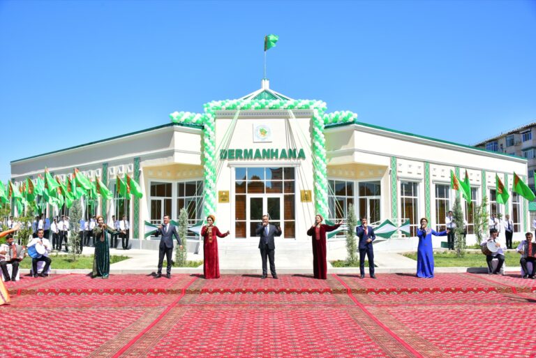 Türkmenabat dermanhanasynyň binasy